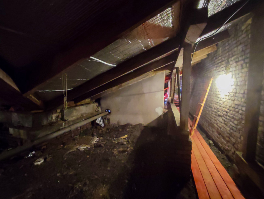 Чердак с деревянными раскосами, трубой и проходом по настилу