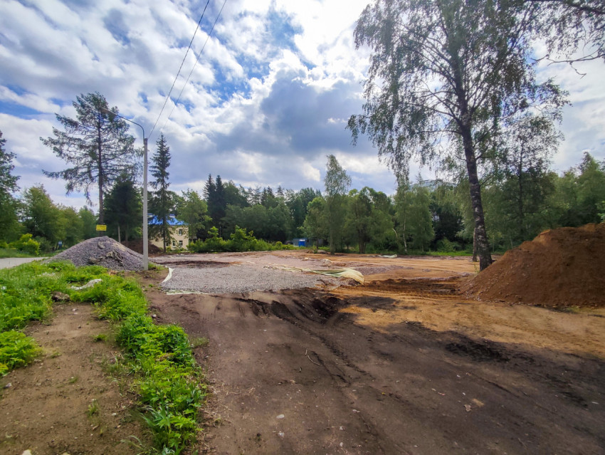 Отсыпка щебнем и земляные работы на площадке рядом с лесом