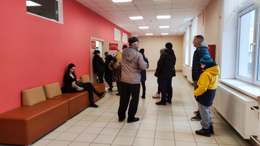 Избиратели в коридоре у участков №979 и №1004 во время выборов