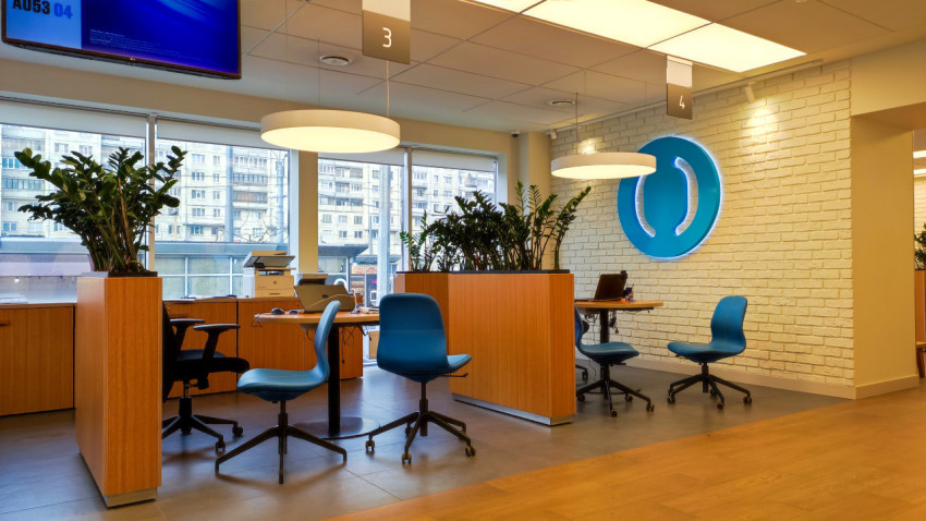Интерьер офиса банка «Открытие» с рабочими местами и фирменным логотипом