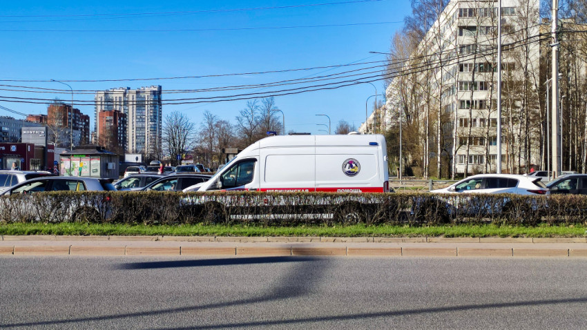 Скорая медицинская помощь движется в городском потоке автомобилей