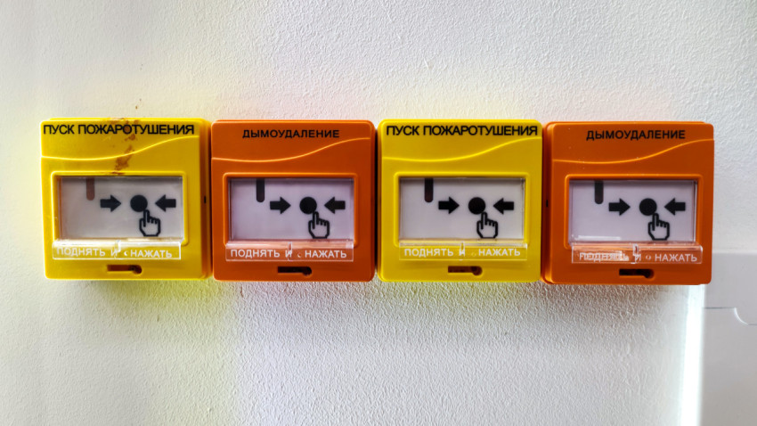 Кнопки ручного пуска пожаротушения и дымоудаления в павильоне