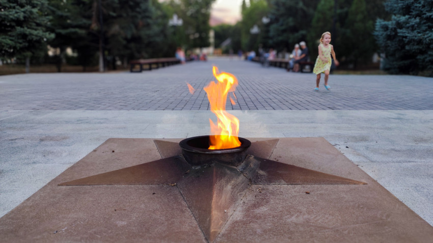 Вечный огонь на звезде у аллеи парка в Прохладном