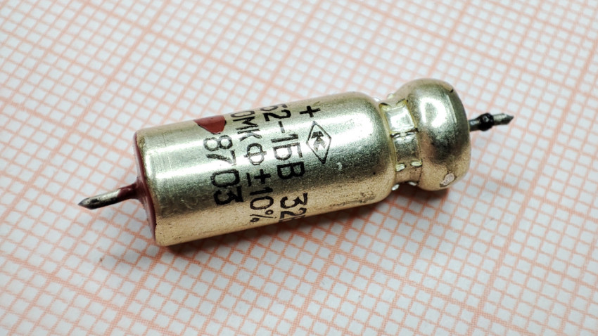 Танталовый конденсатор К52-1БВ с маркировкой 8703