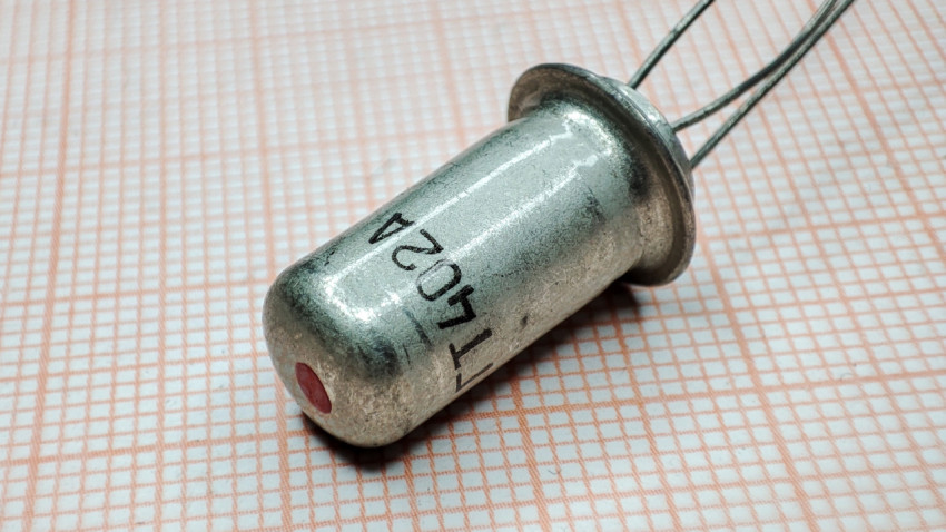 Транзистор ГТ402А с красной точкой на торце металлического корпуса