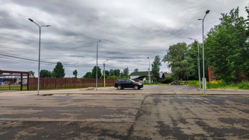 Новая парковка для автомобилей на окраине города в облачную погоду