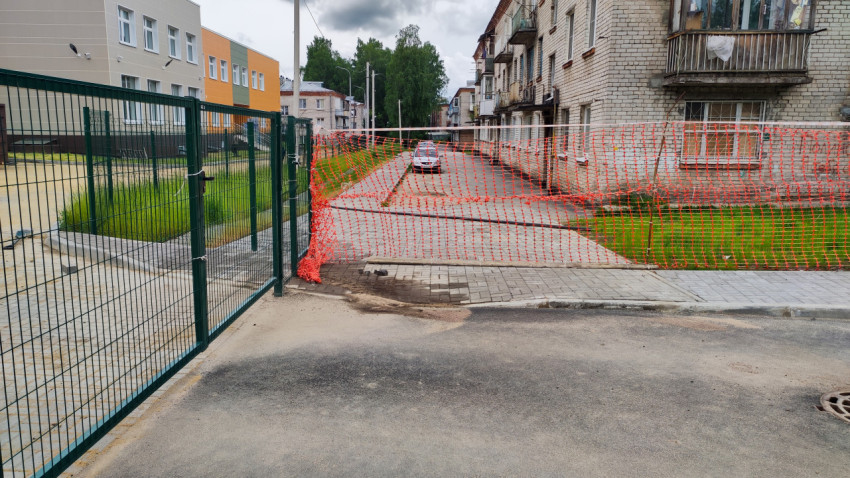 Временное ограждение рядом со строительным объектом