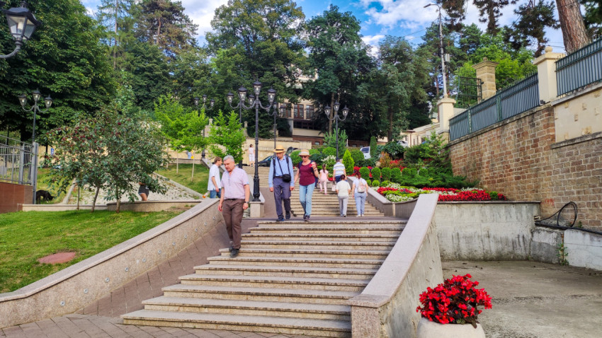 Каскадная лестница в парке Кисловодска с отдыхающими