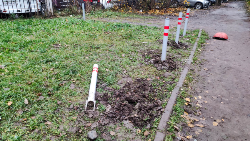 Поврежденные антипарковочные столбики вдоль пешеходной дорожки