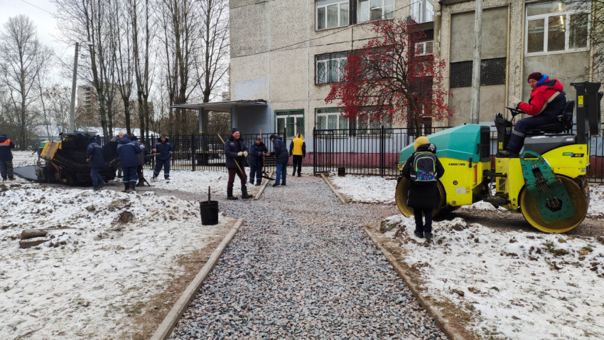 Асфальтирование пешеходных дорожек во дворе жилого дома зимой