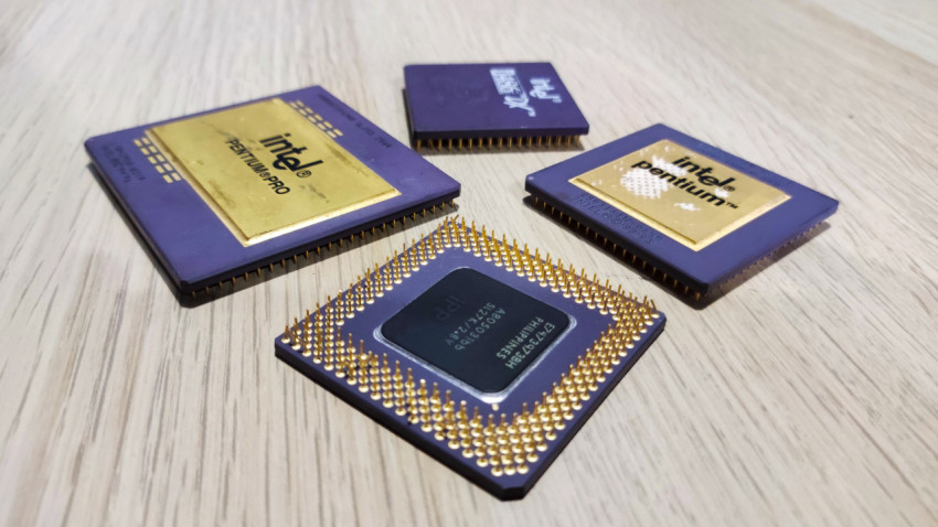 Ретропроцессоры Intel с золотыми крышками и контактами