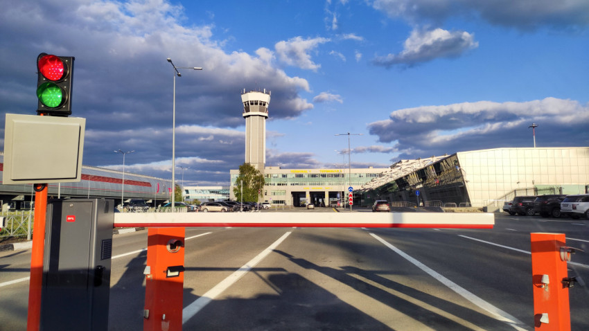 Шлагбаум на въезде в аэропорт Казани