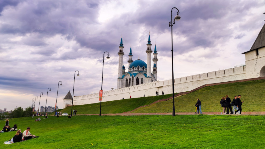 Мечеть Кул Шариф за крепостной стеной Казанского Кремля