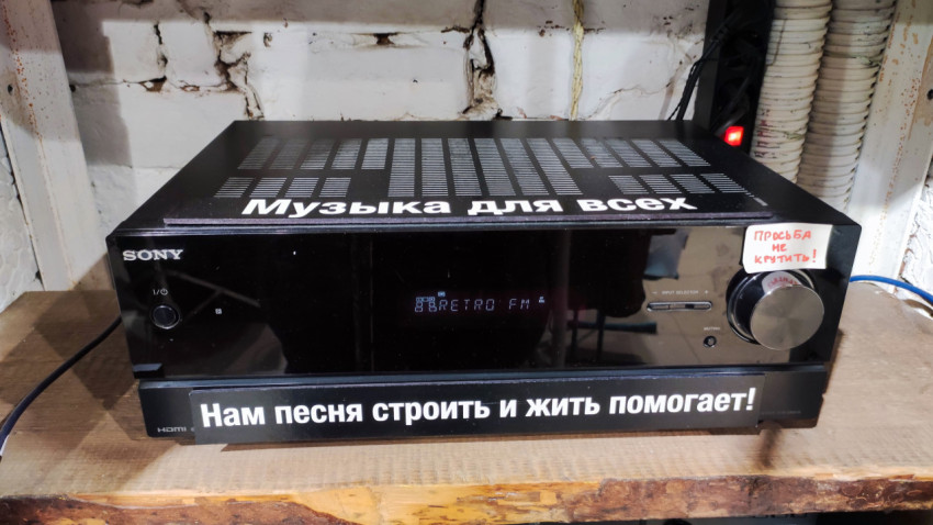 Радиоприёмник Sony с надписями в ретро-стиле