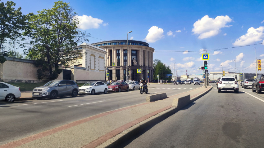 Перекрёсток у круглого здания с колоннами