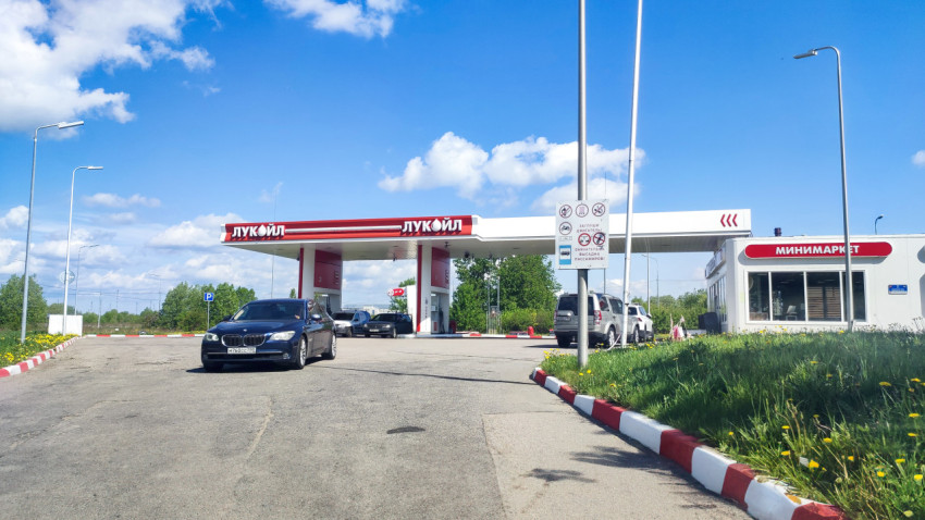 АЗС Лукойл с въездом под навес и зданием минимаркета