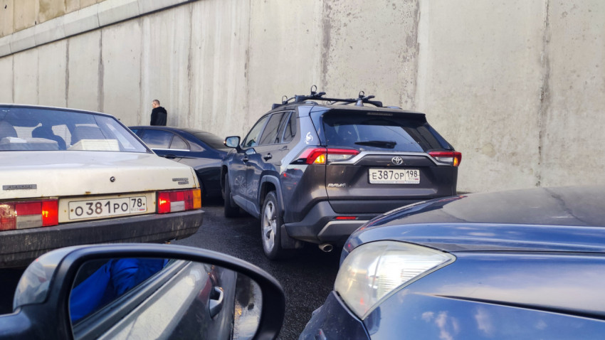 Автомобили Toyota RAV4 и ВАЗ-2109 в уличном тоннеле