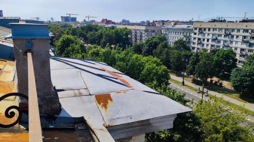 Крыша с трубами и видом на зелёные насаждения и улицу