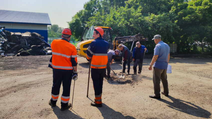 Рабочие укладывают щебень под контролем специалистов