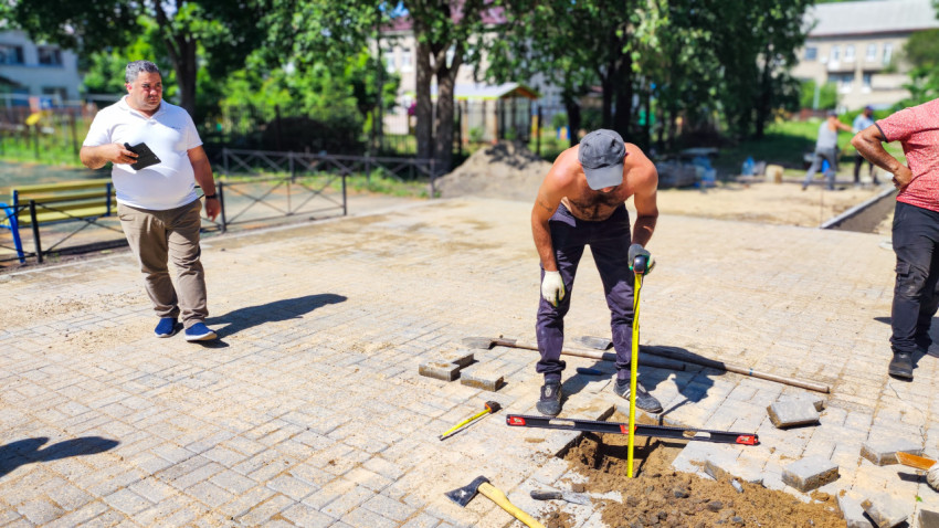 Замер глубины на мощёной площадке