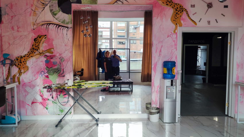 Интерьер с розовыми граффити и большим зеркалом