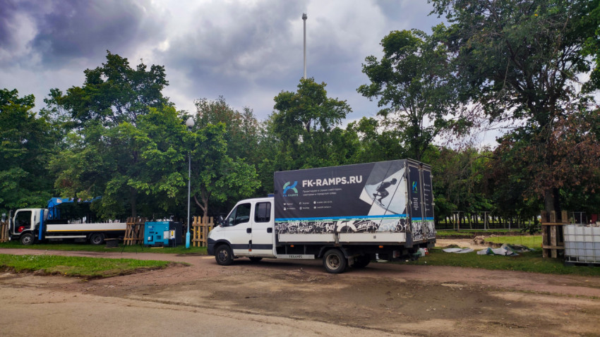 Грузовик FK-RAMPS на строительной площадке