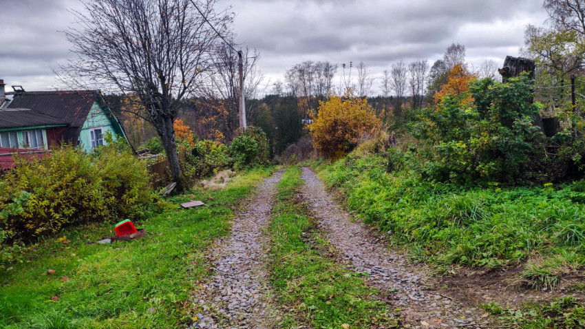 Гравийная дорога с уклоном возле дачного участка