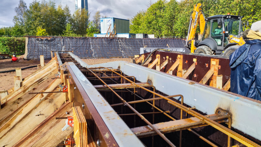Арматурный каркас и деревянная опалубка на строительной площадке у Лахта-центра