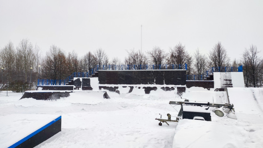 Центральная зона городского скейтпарка под снегом