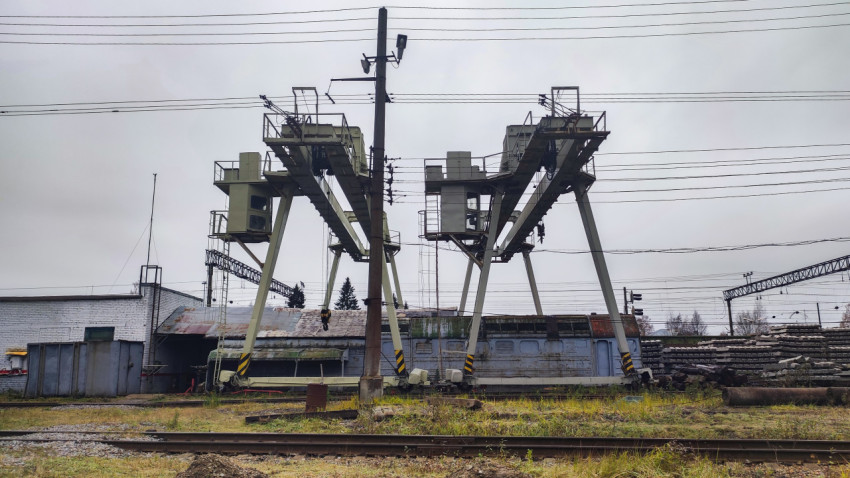 Два козловых крана на железнодорожном складе