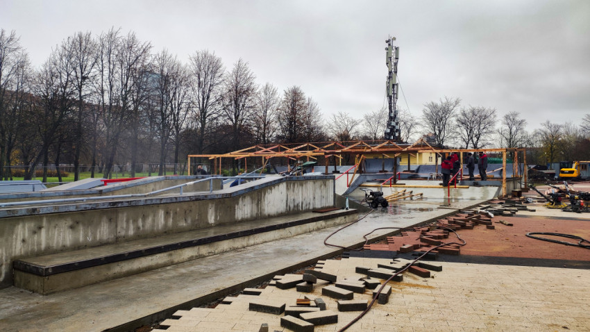 Рабочие на строительстве бетонной площадки в парке