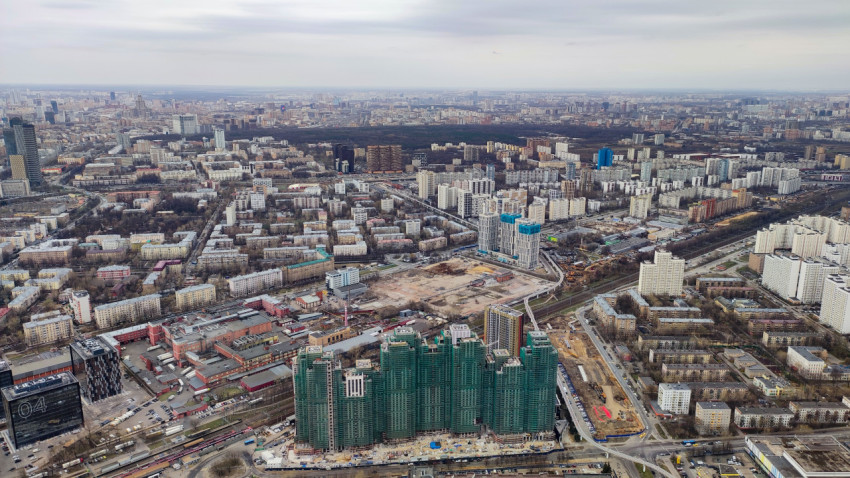 Панорама Москвы с высоты Останкинской башни и видом на строящиеся жилые кварталы