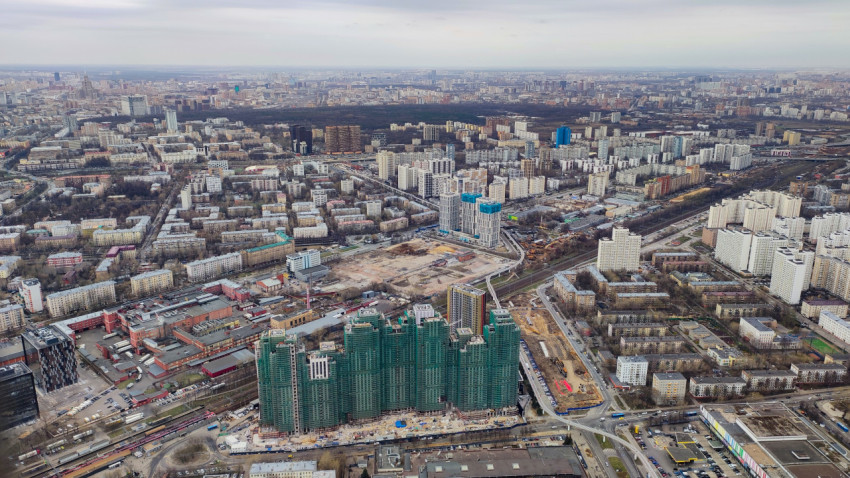 Жилые массивы Москвы и крупный лесопарк под обзором Останкинской телебашни