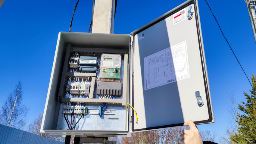 Электрощит на опоре ЛЭП с открытой распределительной панелью