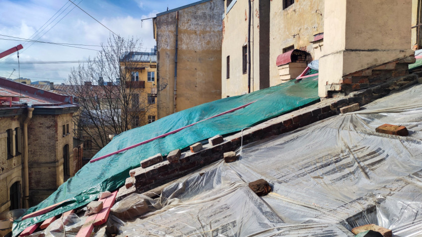 Крыша старого здания, укрытая защитной плёнкой во время реставрации