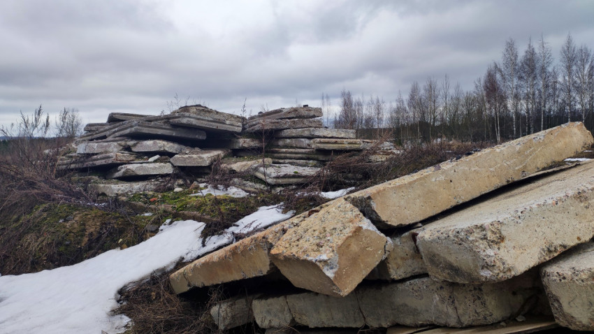 Складированные бетонные плиты на открытой площадке зимой