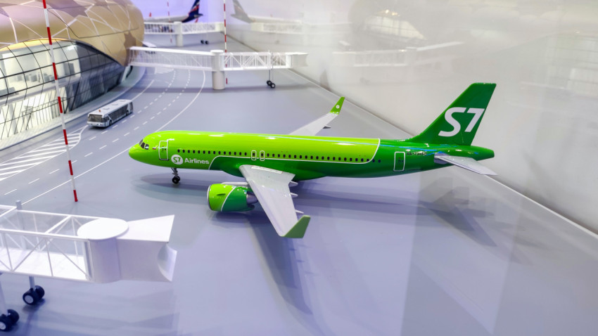 Макет авиалайнера S7 Airlines на модели аэродрома в павильоне ВДНХ
