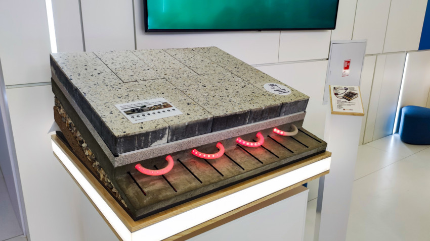 Макет слоёв «умного тёплого тротуара» в экспозиции «Строим будущее»
