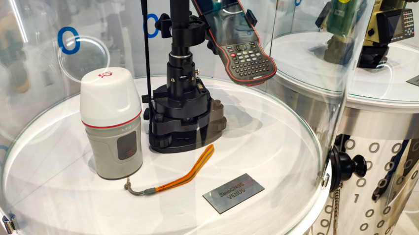 Геодезический комплект SinoGNSS Venus в демонстрационной витрине