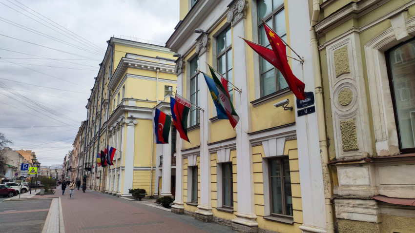Фасад гостиницы Эрмитаж на улице Правды с флагами иностранных государств