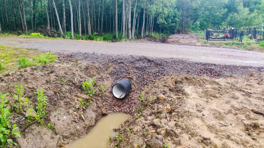 Пластиковая водопропускная труба под отсыпанной щебнем дорогой