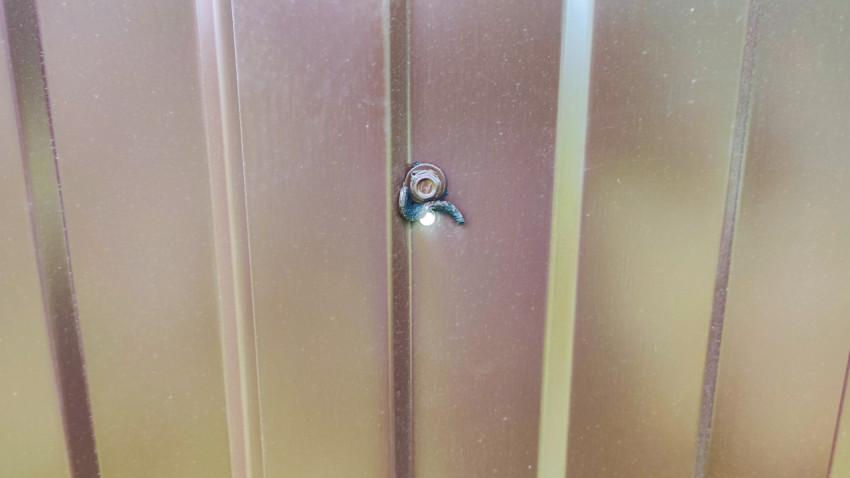 Болтовое соединение на листе профнастила с уплотнителем