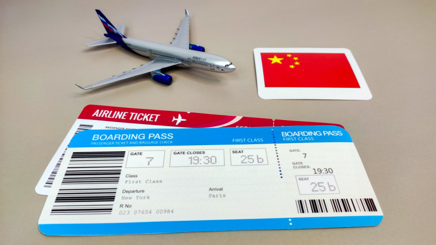 Авиабилеты, модель самолета и флаг Китая