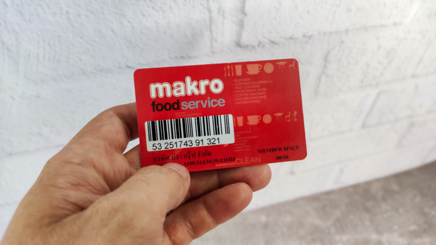 Карта Makro Food Service с именем владельца в руке
