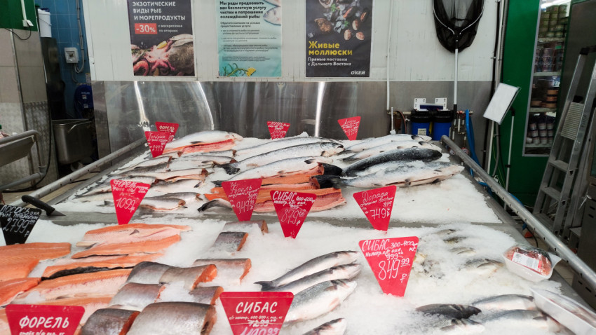 Ледяная витрина с охлаждённой рыбой в супермаркете