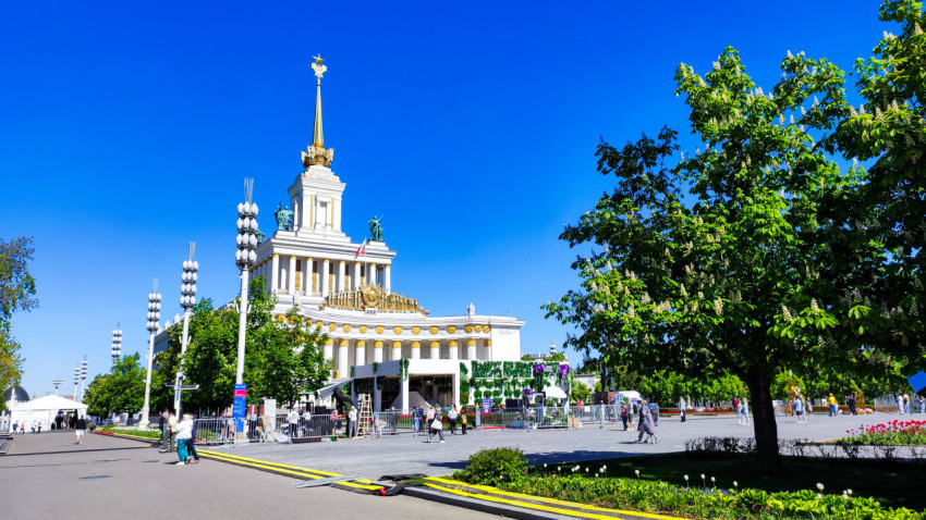 Центральный павильон №1 ВДНХ и площадь у входа