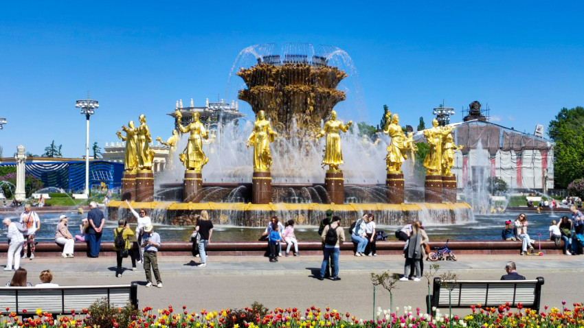 Зона отдыха у фонтана «Дружба народов» на ВДНХ