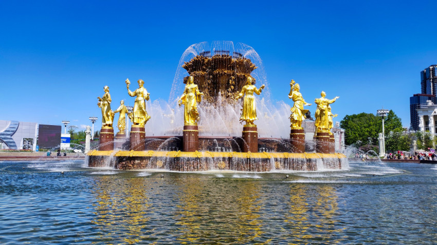 Центральная чаша фонтана «Дружба народов» с водными струями