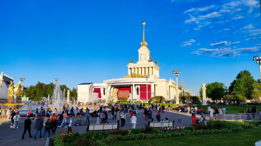 Центральный павильон ВДНХ и площадь с фонтанами