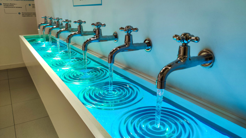 Ряд кранов системы водоснабжения в музейной экспозиции